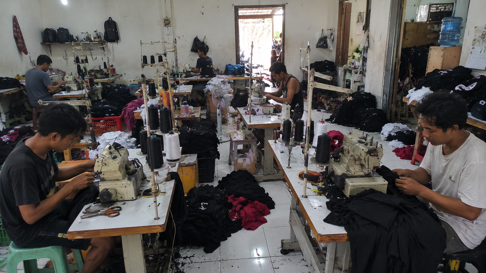 Proses menjahit seragam kerja di workshop garment Indonesia